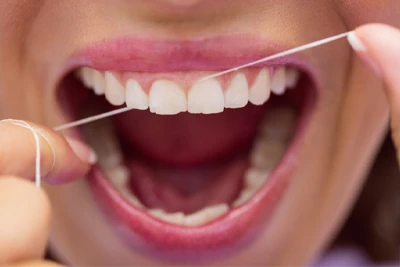 Cómo usar correctamente el hilo dental