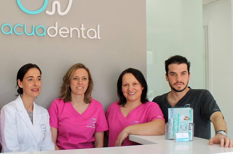 Acuadental tiene un equipo de especialistas en odontología, periodoncia, implantes y odontopediatría